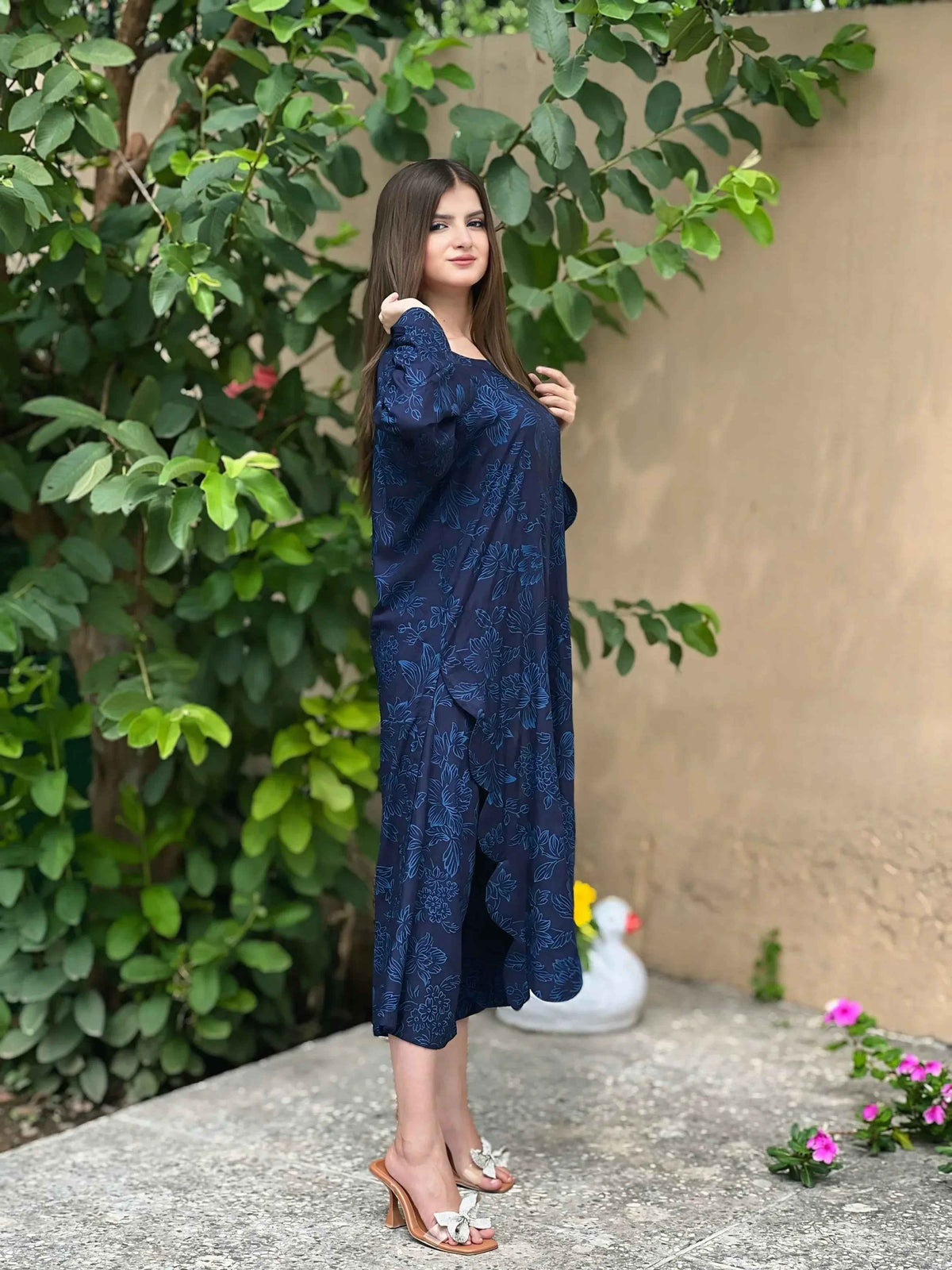 Side profile of the Cloothy Gulzar blue suit set featuring lightweight and breathable Arabic lawn fabric.