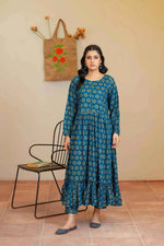 Full-length view of the Parade 1-piece suit in a modern zinc shade, ideal for seasonal styling.