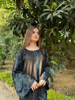 Close-up of the premium breathable Arabic lawn fabric on the Tammana black suit set.