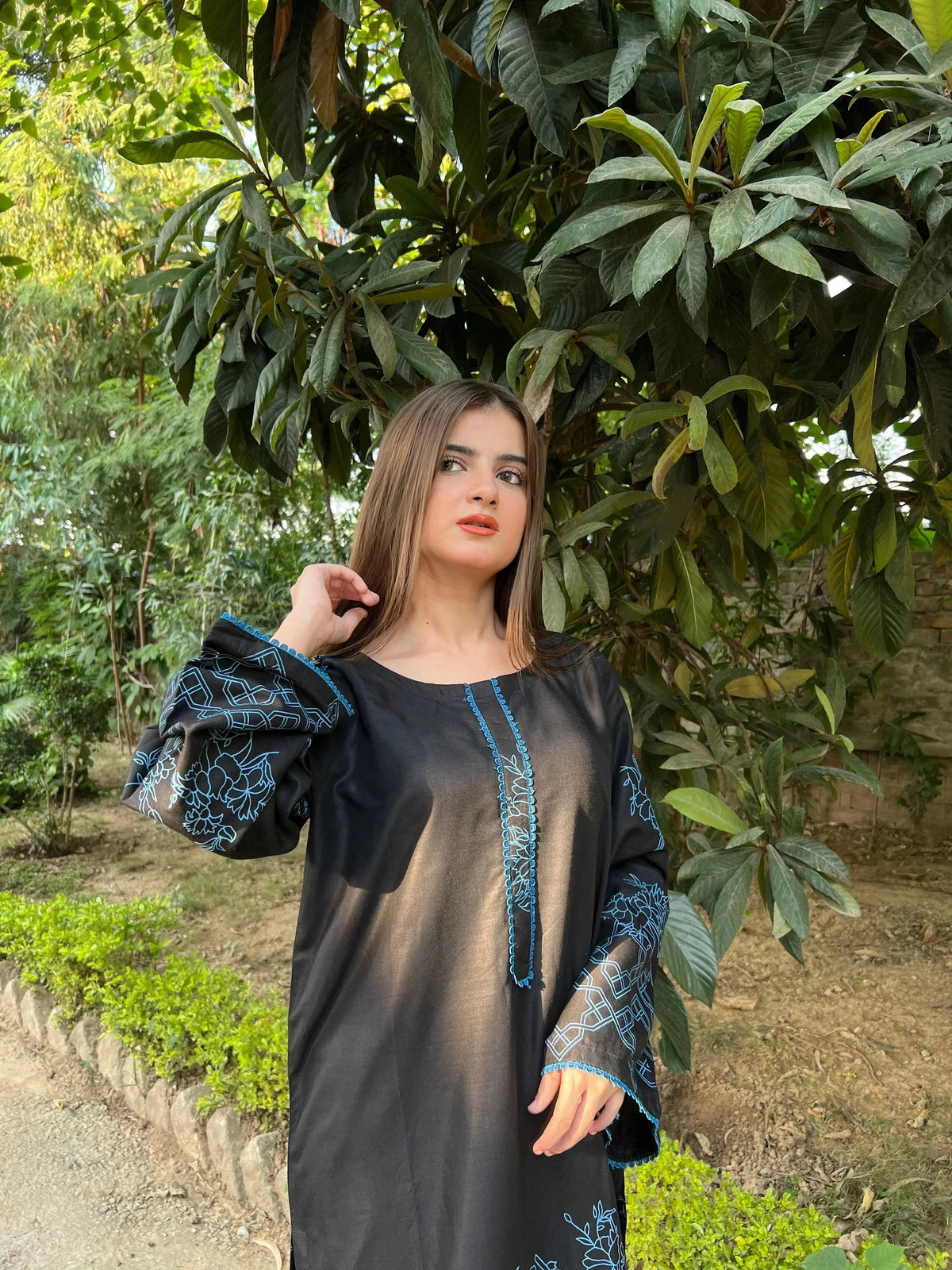 Close-up of the premium breathable Arabic lawn fabric on the Tammana black suit set.