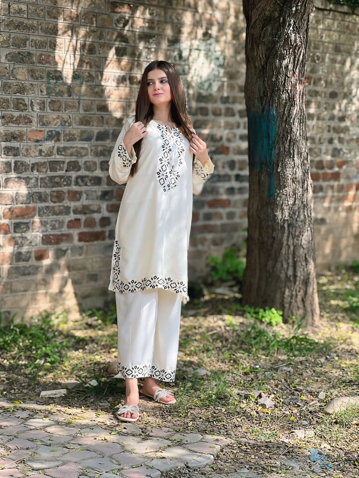 Teteis elegant 2-piece premium Arabic lawn suit in a beautiful cream shade for women featuring a 33-inch shirt.